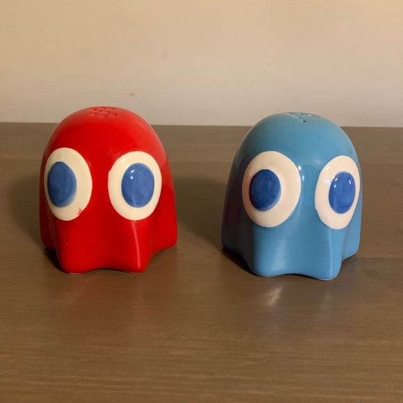 Paladone Pac-Man Salt and Pepper Shakers - Picture 2 of 7